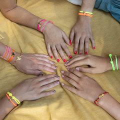 INDA - pulsera bolita dorada flúor