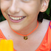 SUMMER CIELITO - Collar flúor medalla dorada personalizable 15mm