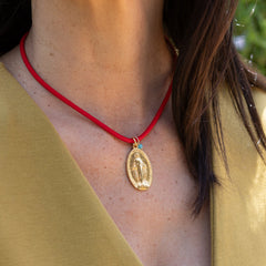 VIRGEN MILAGROSA DOR - collar medalla dorada 20x28mm con elástico rojo