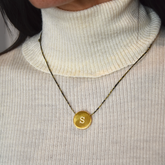 CHLOE - collar personalizable medalla dorada con cordón
