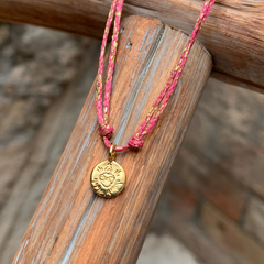 DETENTE MINI - collar medalla dorada 8mm con cordón