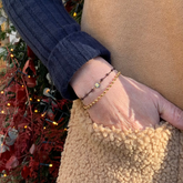 VEVA - Pulsera inicial mini dorada sobre nácar