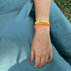 INDA - pulsera bolita dorada flúor