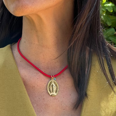 VIRGEN MILAGROSA DOR - collar medalla dorada 20x28mm con elástico rojo
