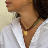 DETENTE DOR SEDA - Collar medalla dorada 20mm