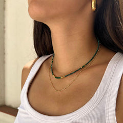 TISA - collar dorado piedras verdes
