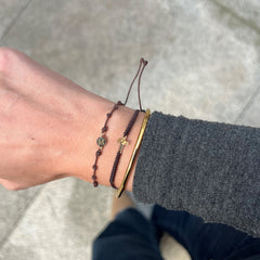VEVA - Pulsera inicial mini dorada sobre nácar