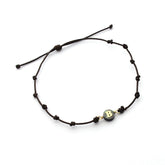 VEVA - Pulsera inicial mini dorada sobre nácar