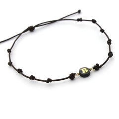 Pulsera inicial mini dorada sobre nácar