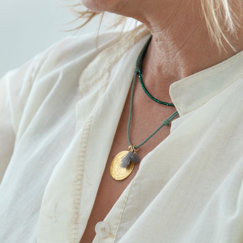 Virgen de la alegría TRIS DOR - collar medalla dorada 22mm