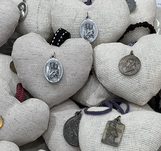 Adopta y cuida de esta medalla para que te proteja