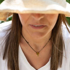 DAN DOR - Collar cruz personalizable dorada 10x13mm con cordón