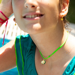 SUMMER - Collar flúor medalla dorada personalizable 13mm