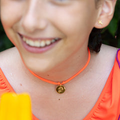 SUMMER CIELITO - Collar flúor medalla dorada personalizable 15mm