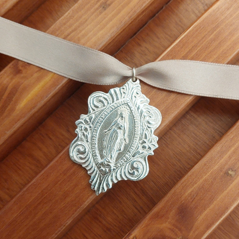 Virgen Milagrosa - medallón de plata 40x56mm para el RAMO DE NOVIA